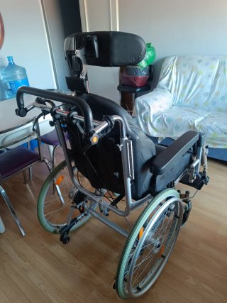 Silla de ruedas reclinable.