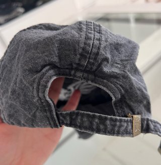 Gorra gris con parche bordado