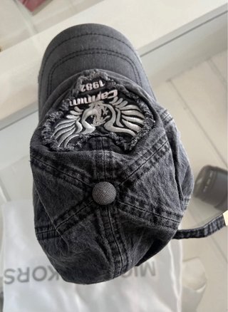 Gorra gris con parche bordado