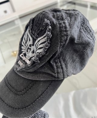 Gorra gris con parche bordado