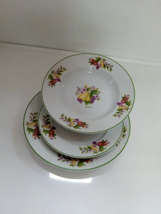 Vajilla de porcelana con diseño de frutas