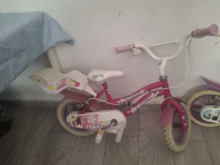 Bicicleta infantil blanca con ruedas moradas