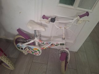 Bicicleta infantil blanca con ruedas moradas
