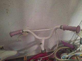 Bicicleta infantil blanca con ruedas moradas