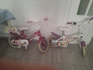 Bicicleta infantil blanca con ruedas moradas