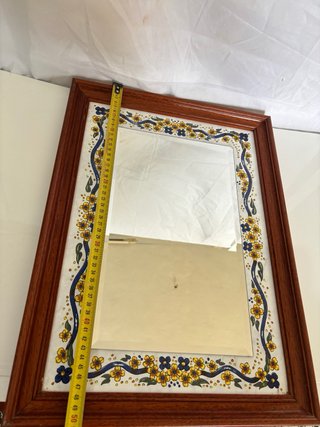 Specchio in legno con piastrelle floreali