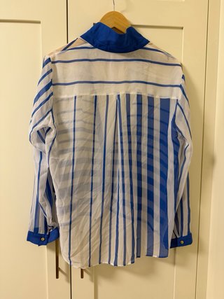 Camisa de rayas azul y blanca