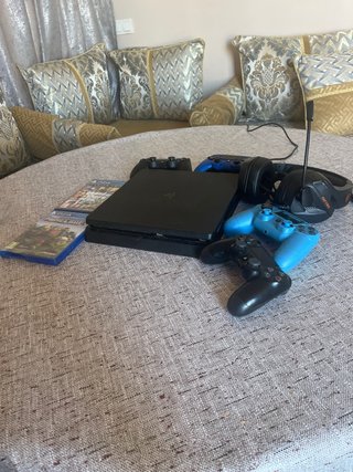 Consola PS4 con 4 mandos 2 juegos y cascos geming