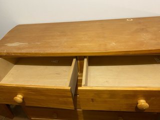 Cómoda de madera de pino