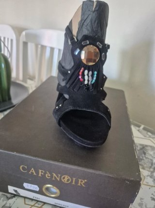 Sandalias Negras con Pedrería y Flecos