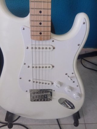 Guitarra Eléctrica Squier Stratocaster Sonic