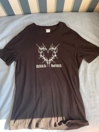 Camiseta Bershka marrón con estampado gótico.