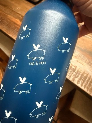 Botella de agua Mizu colaboración con Pig&Hen