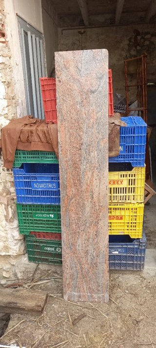 Piedra de Mármol Roja y Gris