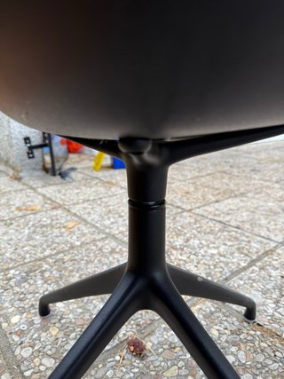 Silla giratoria BoConcept negra y amarilla