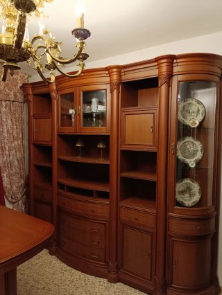Mesa de comedor y sillas de madera
