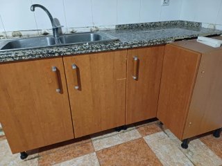 Muebles de cocina y encimera de mármol. GRATIS.
