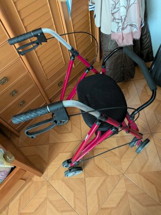 Andador 4 ruedas con asiento y freno