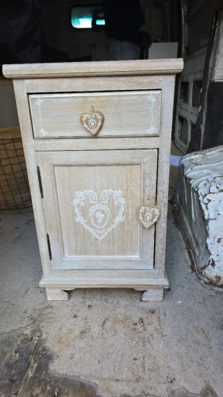 Cómoda de madera con 5 cajones y tiradores de cora