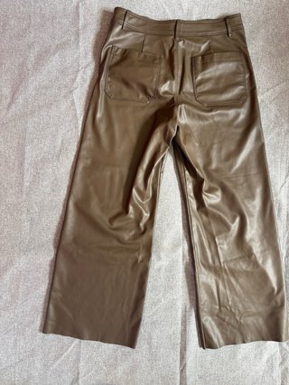 Pantalones efecto piel Zara marrones