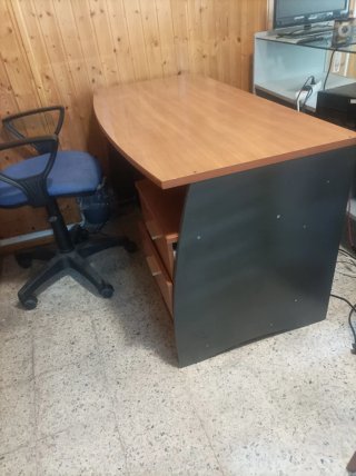 Escritorio de madera con cajones
