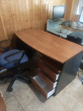 Escritorio de madera con cajones