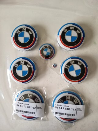 8 Insignias BMW 50 aniversario