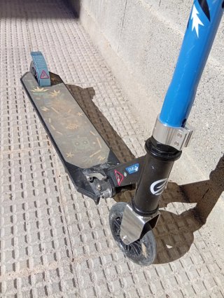 Patinete infantil azul y negro