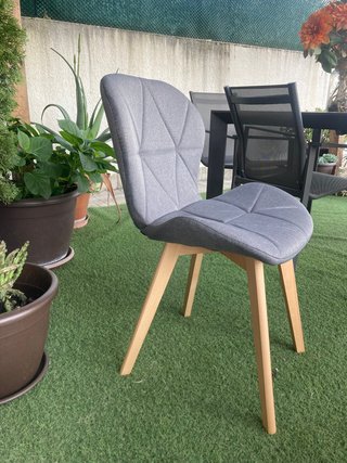Silla de comedor de tela y madera