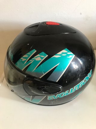 Casco de moto negro con visera