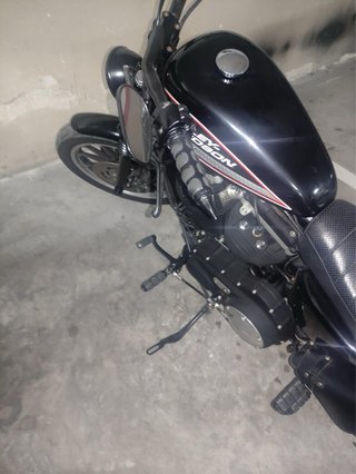 Harley-Davidson 883R Negra