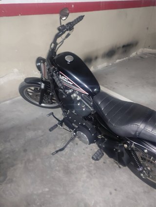Harley-Davidson 883R Negra