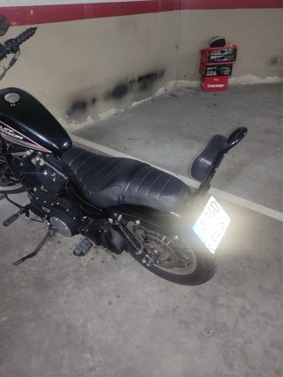 Harley-Davidson 883R Negra