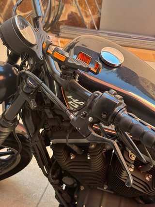 Harley-Davidson 883R Negra