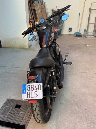Harley-Davidson 883R Negra