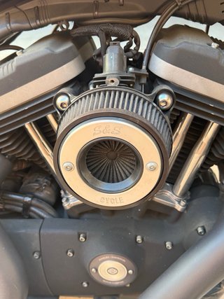Harley-Davidson 883R Negra