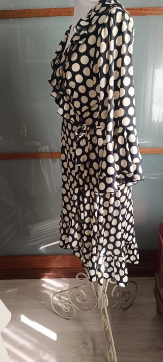 Vestido de lunares negro y blanco