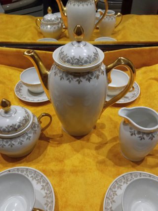 Juego de café/té blanco y dorado