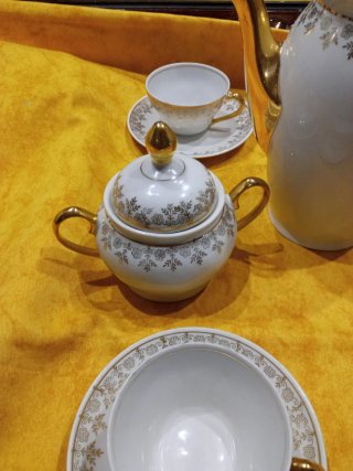 Juego de café/té blanco y dorado