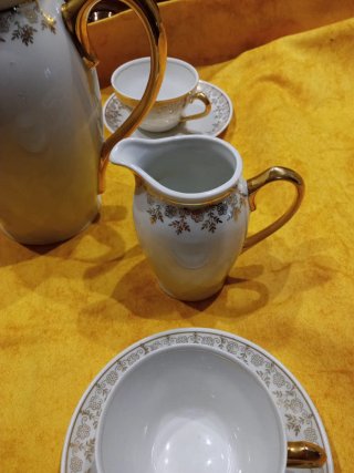 Juego de café/té blanco y dorado