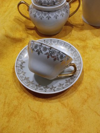Juego de café/té blanco y dorado