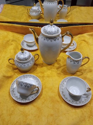 Juego de café/té blanco y dorado