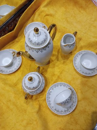 Juego de café/té blanco y dorado