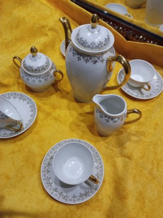 Juego de café/té blanco y dorado