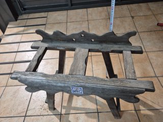 Soporte para tinajas o damajuanas de madera