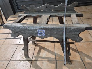 Soporte para tinajas o damajuanas de madera
