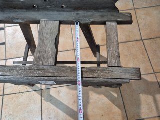 Soporte para tinajas o damajuanas de madera