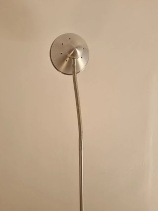 Lámpara de pie gris, flexible.