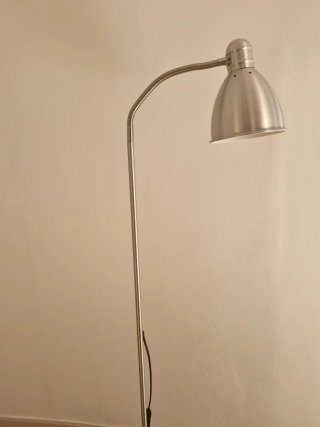 Lámpara de pie gris, flexible.