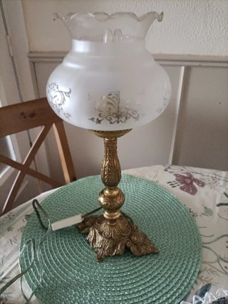 Lámpara de mesa clásica dorada